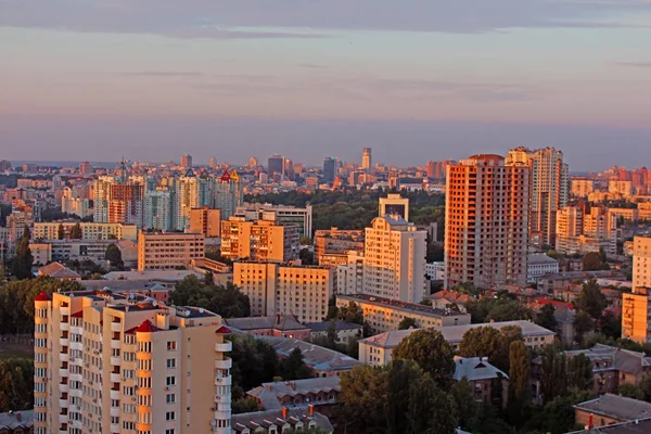 Slaapzaal gebied van Kiev stad op de prachtige zonsondergang, Oekraïne — Stockfoto
