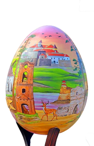 Huevo pintado. Festival de la calle de grandes huevos de Pascua en la plaza Sofievskaya. Aislado — Foto de Stock