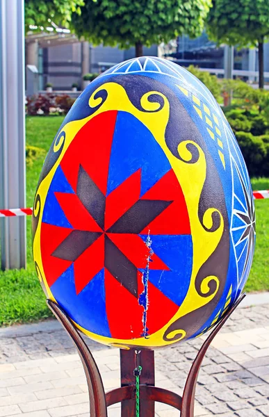 Painted egg. Street festival of large Easter eggs on Sofievskaya Square — Stock Photo, Image