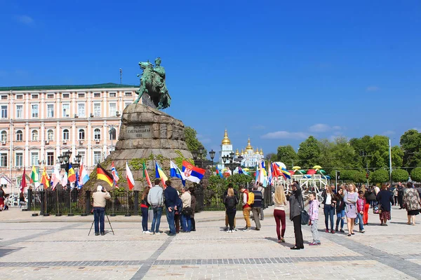 Monument av Bohdan Khmelnitskiy i fansens zon för internationella sångtävling Eurovision-2017 på Sofia torget i Kiev — Stockfoto