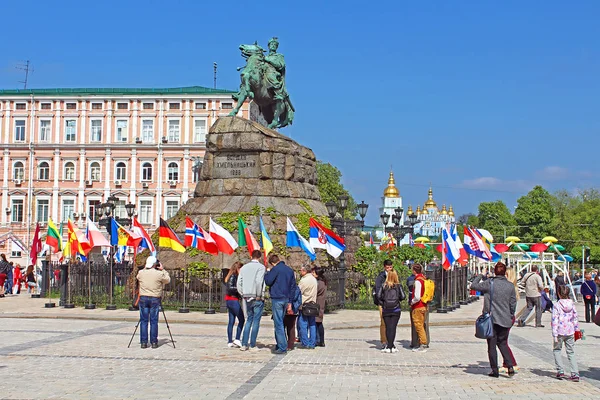 Monument de Bohdan Khmelnitskiy en zone fan pour le concours international de chansons Eurovision-2017 sur la place Sofia à Kiev — Photo