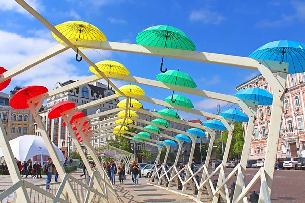 Heldere paraplu's decoratie in fan zone voor Internationaal lied concurrentie Eurovisie-2017 op vierkante Sofia in Kiev — Stockfoto