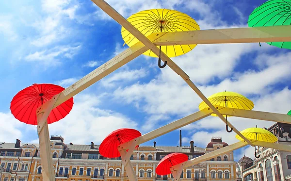 Dekoration mit bunten Regenschirmen in der Fanzone für den internationalen Song-Wettbewerb Eurovision-2017 auf dem Sofia-Platz in Kyiv — Stockfoto