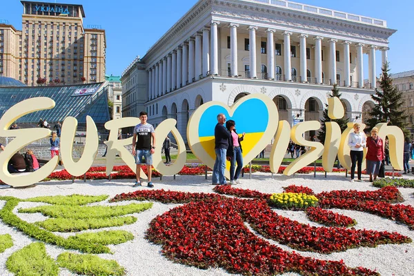 Turisti non identificati vicino a parte del logo ufficiale dell'Eurovision Song Contest 2017 su Maidan Nezalezhnosti (Piazza Indipendenza ) — Foto Stock