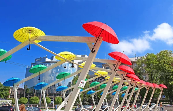 Decoração de guarda-chuvas brilhantes na zona de fãs para a competição internacional de música Eurovision-2017 na Praça Sofia em Kiev — Fotografia de Stock