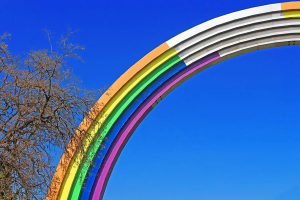 Arco de la Amistad de los pueblos, pintado en colores del arco iris, en preparación para el concurso de canciones Eurovisión-2017 — Foto de Stock