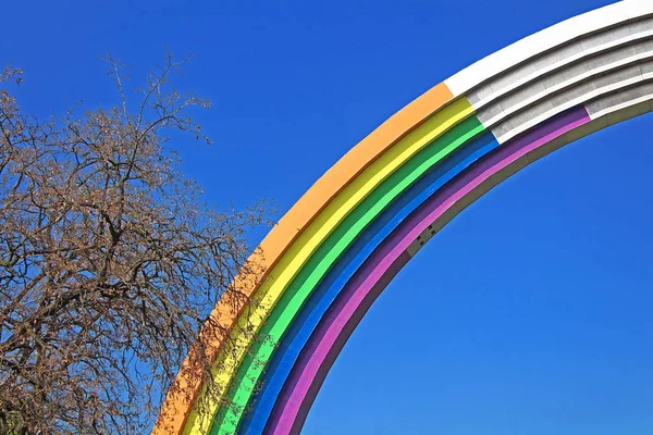 Bogen der Völkerfreundschaft, gemalt in den Farben des Regenbogens, in Vorbereitung auf den Eurovision Song Contest 2017 — Stockfoto