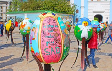 Boyalı yumurta. Büyük Paskalya yumurta Mikhailovska Meydanı sokak Festivali