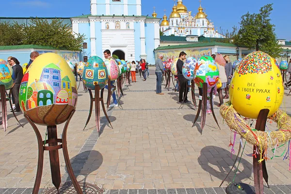Målade ägg. Gatufesten stora påskägg på Mikhailovska Square — Stockfoto
