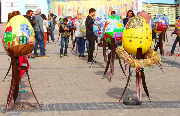 Uova dipinte. Festa di strada di grandi uova di Pasqua su Piazza Mikhailovska — Foto Stock