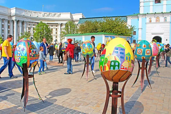 Målade ägg. Gatufesten stora påskägg på Mikhailovska Square — Stockfoto