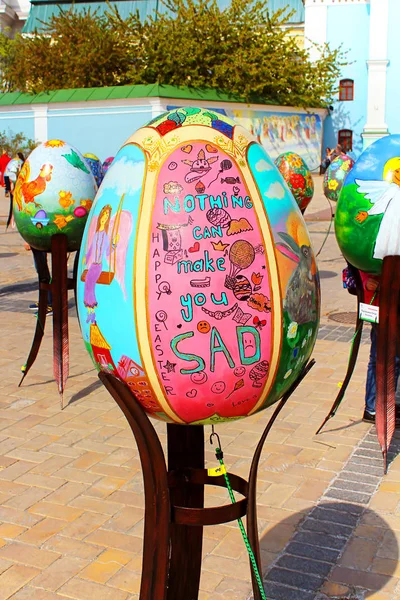 Uova dipinte. Festa di strada di grandi uova di Pasqua su Piazza Mikhailovska — Foto Stock