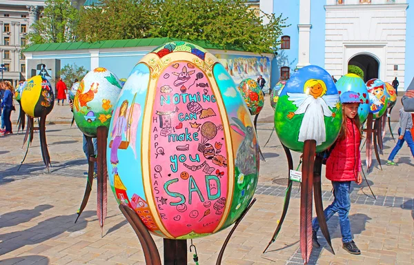 Painted eggs. Street festival of large Easter eggs on Mikhailovska Square — Stock Photo, Image