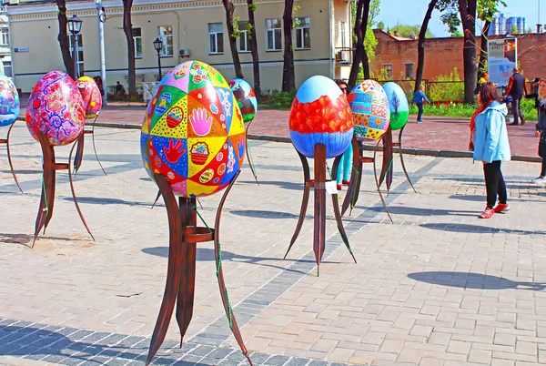 Malovaná vajíčka. Pouliční festival velké velikonoční vajíčka na Mikhailovska náměstí — Stock fotografie