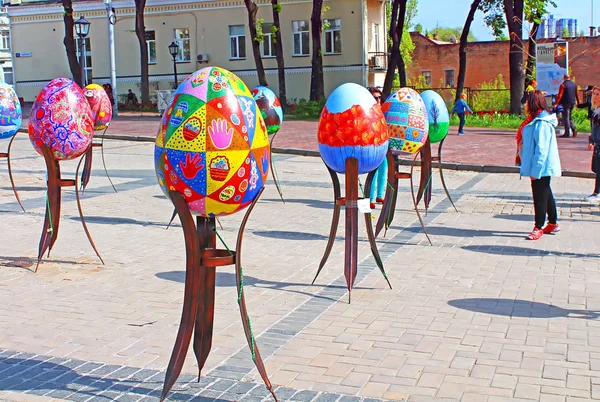 Beschilderde eieren. Straatfestival van grote paaseieren op Mikhailovska plein — Stockfoto