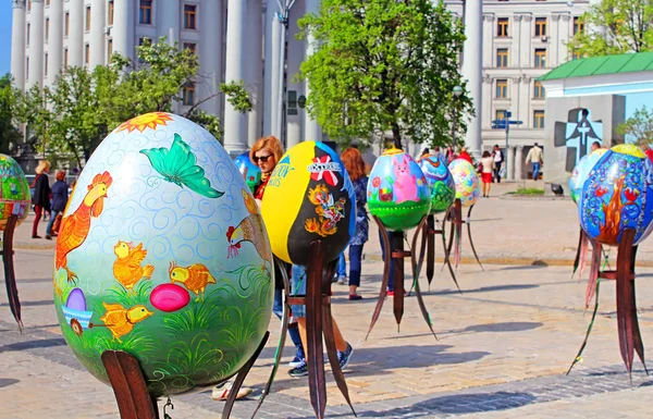 Painted eggs. Street festival of large Easter eggs on Mikhailovska Square — Stock Photo, Image