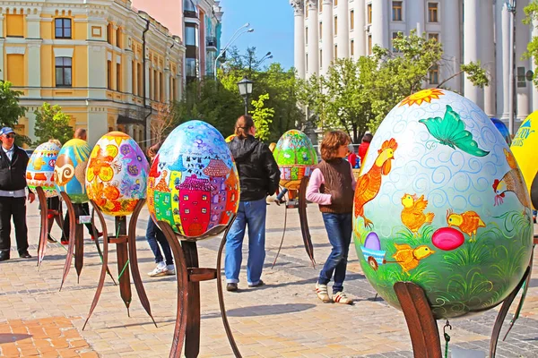 Huevos pintados. Festival de la calle de grandes huevos de Pascua en la plaza Mikhailovska — Foto de Stock