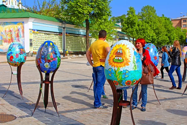 Painted eggs. Street festival of large Easter eggs on Mikhailovska Square — Stock Photo, Image