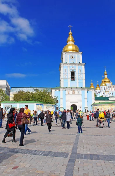 Mosteiro Golden Domed de São Miguel. Compreende a própria catedral em Kiev, a capital da Ucrânia. Famoso lugar religioso na Ucrânia — Fotografia de Stock