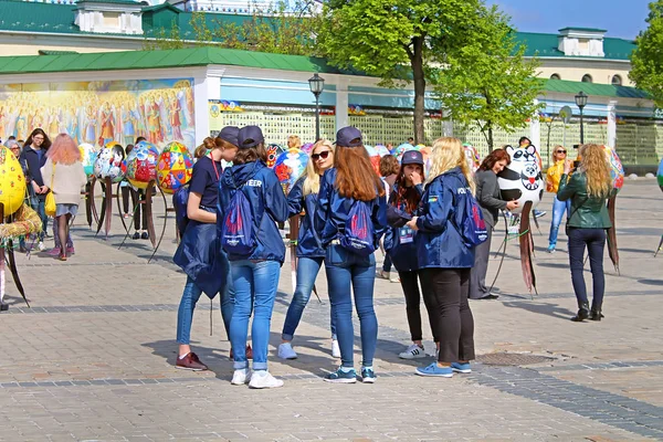 Voluntários da Eurovisão na Praça Mikhalovska perto da zona de fãs do Festival Eurovisão de Canções — Fotografia de Stock