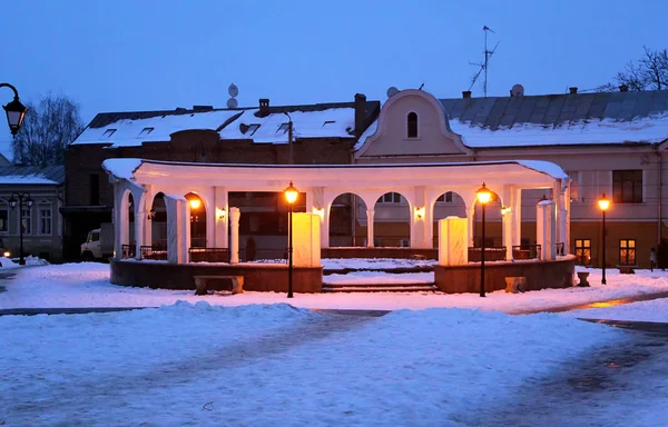 Runda arcade med en fontän på turkiska torget nattetid på vintern i Tjernivtsi, Ukraina — Stockfoto