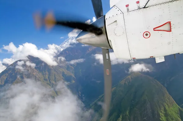 Vue sur les montagnes de l'Himalaya depuis l'avion — Photo