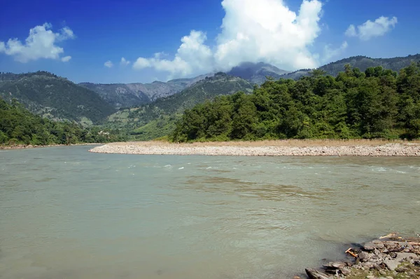 Widok na rzekę w Nepalu — Zdjęcie stockowe