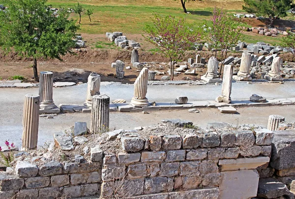 Curetes street in Ephesus, the ancient Greek city in Turkey. Ephesus was famed for the Temple of Artemis one of the Seven Wonders of the Ancient World — Stock Photo, Image