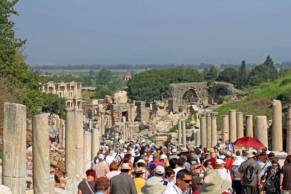 Turistas não identificados em Éfeso Cidade Antiga, na Turquia. É um dos destinos turísticos mais visitados — Fotografia de Stock