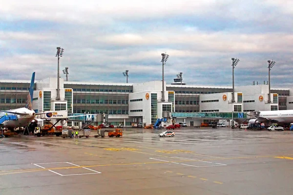 На із аеропортом Мюнхена (Muc), другий по завантаженості аеропорт в Німеччині, є центром для Жермен авіакомпанії Lufthansa (ЛГ) — стокове фото