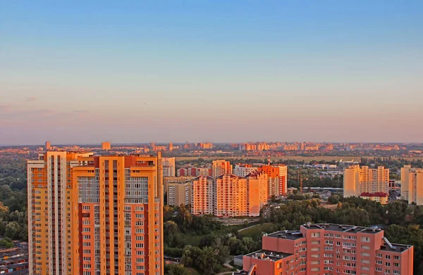 Zona dormitorio de la ciudad de Kiev en la hermosa puesta del sol, Ucrania —  Fotos de Stock