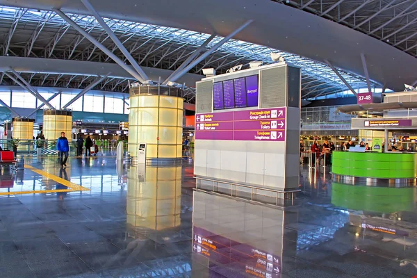 Identifizierte Personen auf dem internationalen Flughafen boryspil in Kyiw, Ukraine. Terminal f für die Abfertigung von Linienflügen mit einer Anfangskapazität von 900 Passagieren / Stunde — Stockfoto