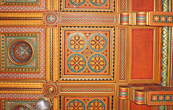 Krásné vzory na stropě v Chernivtsi univerzity, západní Ukrajina, Evropa — Stock fotografie
