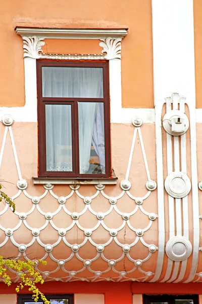 A vista de parte do antigo Hotel Bristol da praça Filarmônica, onde turistas e moradores locais gostam de alimentar os pombos — Fotografia de Stock