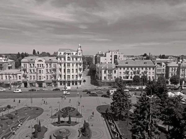 Вид на Соборную площадь и бывшую гостиницу "Савой" (1912), теперь это гостиница "Украина", Винница, Украина — стоковое фото