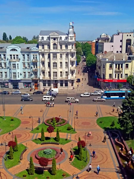 Vista de la plaza Soborna y el antiguo hotel "Savoy" (1912), ahora es el hotel "Ucrania", Vinnytsia, Ucrania — Foto de Stock