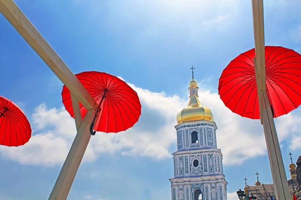 Ljusa röda paraplyer dekoration i fansens zon för internationella sångtävling Eurovision-2017 på Sofia torget i Kiev. — Stockfoto