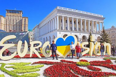  Eurovision Şarkı Yarışması 2017 Maidan Nezalezhnosti (bağımsızlık Meydanı üzerinde resmi logosu parçası yakınındaki tanımlanamayan turist)
