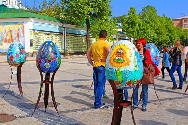 Фарбовані яйця. Вуличний фестиваль великих великодніх яєць на Михайлівській площі — стокове фото