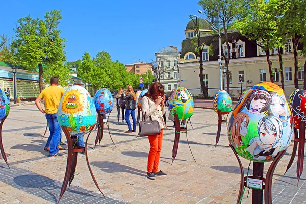 Huevos pintados. Festival de la calle de grandes huevos de Pascua en la plaza Mikhailovska — Foto de Stock