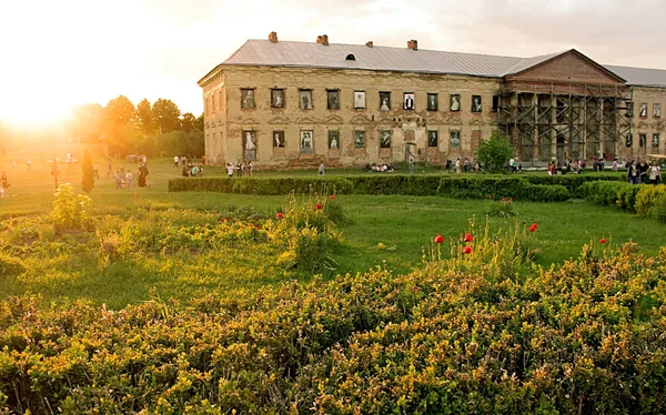 Operafesttulchyn, internationales Opernfestival unter freiem Himmel, fand in tulchyn auf dem Territorium des Potocki-Palastes, Gebiet Winniza, Ukraine statt — Stockfoto