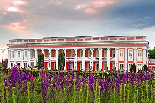Operafesttulchyn, internationales Opernfestival unter freiem Himmel, fand in tulchyn auf dem Territorium des Potocki-Palastes, Gebiet Winniza, Ukraine statt — Stockfoto