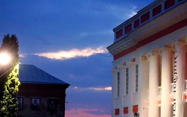 Koristelu Potocki Palace for OperaFestTulchyn, kansainvälinen ooppera ulkoilmafestivaali, joka pidettiin Tulchyn alueella Potocki Palace, Vinnytsia alue, Ukraina — kuvapankkivalokuva