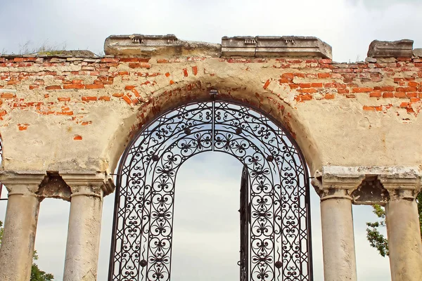 Old forged gate to armenian church, Kamianets-Podilskyi, Ukraine — Stock Photo, Image