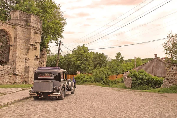 Antiguo coche en la calle de Kamianets-Podilskyi, Ucrania. Filtro Vintage — Foto de Stock