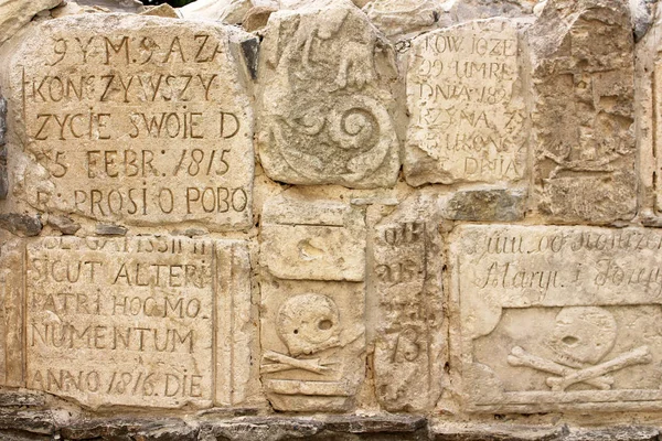 Inscriptions sur les pierres tombales dans la cathédrale de Pierre et Paul à Kamianets-Podilskyi, Ukraine — Photo