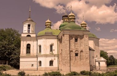Bir kilise hemen bir alana Berestove bilinen mağaralar Manastırı kuzeyinde bulunan Berestovo, kurtarıcı kilisesidir