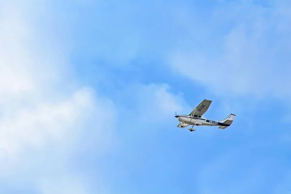 Aeromobile Cessna 182 K Skylane UR-LUC di Mechanic-Avia in cielo — Foto Stock