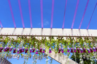 Paskalya kutlamaları dekorasyon parlak şeritler, yumurta ve derin mavi gökyüzü önünde çiçek yaptı