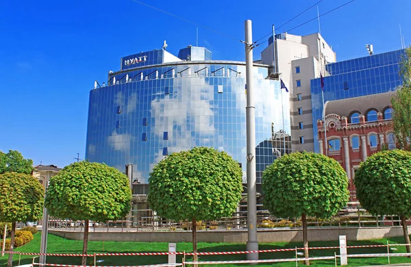 Herrlich glänzendes Hotel Hyatt eröffnet 5-Sterne-Herberge (234 Zimmer) im Zentrum des berühmten sofia Platz bei hellem sonnigen Frühlingstag — Stockfoto